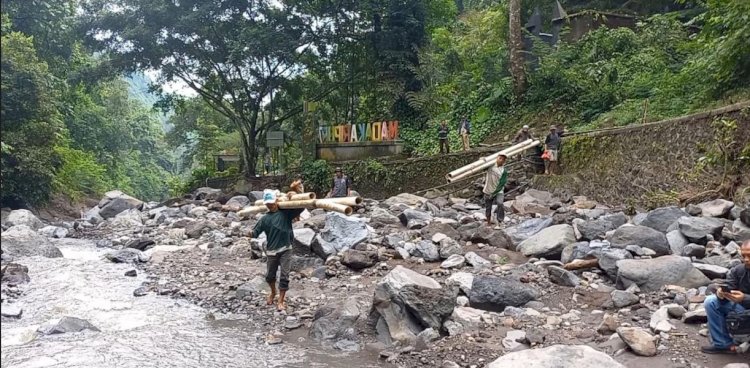  Warga saat dilokasi wisata air terjun Madakaripura Probolinggo