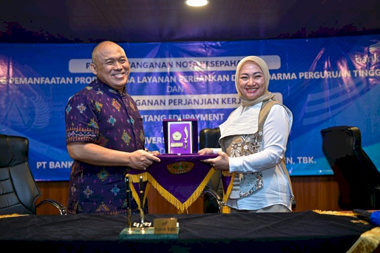 Direktur Komersial dan UMKM bank bjb Nancy Adistyasari dan Rektor Universitas Pakuan Prof. Dr. Ir.rer.pol. Dikdik Notosudjono M.Sc.IPU., ASEAN Eng/ Ist