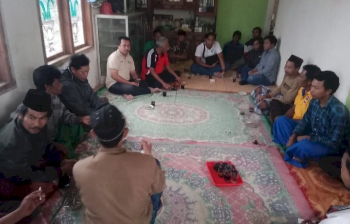 Petani di Bondowoso saat berdialog dengan PT PI, kios dan distributor pupuk serta anggota DPRD/RMOLJatim