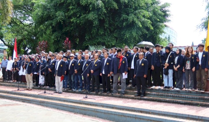 Guru besar, dosen dan mahasiswa saat aksi menyampaikan tuntutan/RMOLJatim