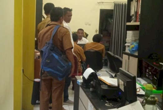 Kades dan perangkat desa saat menghadiri panggilan polisi di ruang Pidsus Satreskrim Polres Jember/RMOlJatim