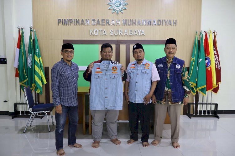 Alfianur Rizal Ramadhani menunjukkan rompi jeans biru yang diberikan ke Wali Kota Eri/RMOLJatim