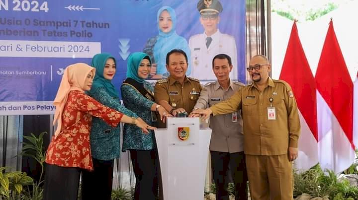 Kepala Dinas Kesehatan Kabupaten Jember, dr. Hendro Soelistijono  dalam acara Sub pekan Imunisasi Nasional Polio Bersama Bupati dan sekda kabupaten Jember (paling Kanan)/RMOLJatim