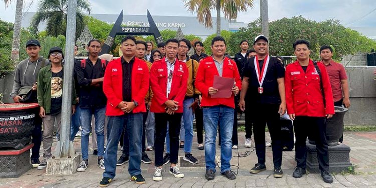 Ketua DPP GMNI, Arjuna Putra Aldino, berziarah ke Makam Bung Karno di Blitar, Jawa Timur, Rabu (7/2)/Istimewa