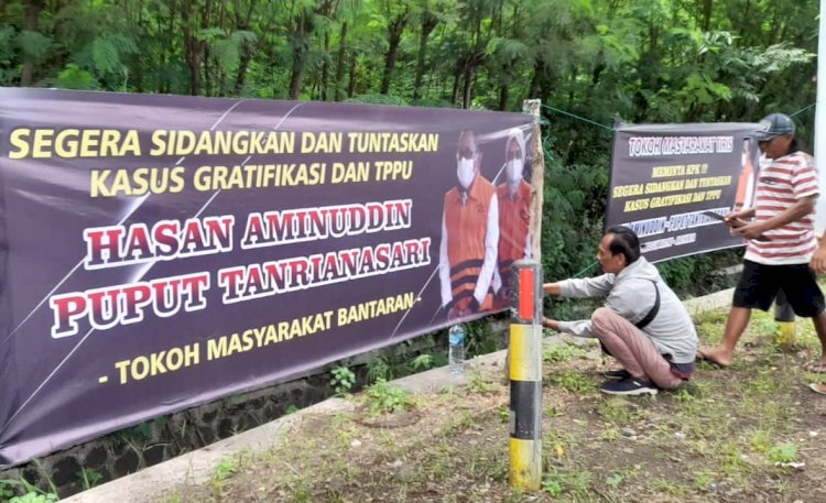 Warga Probolinggo memasang banner dukungan terhadap KPK untuk mengusut tuntas kasus TPPU Hasan Aminuddin dan Puput Tantriana Sari/RMOLJatim