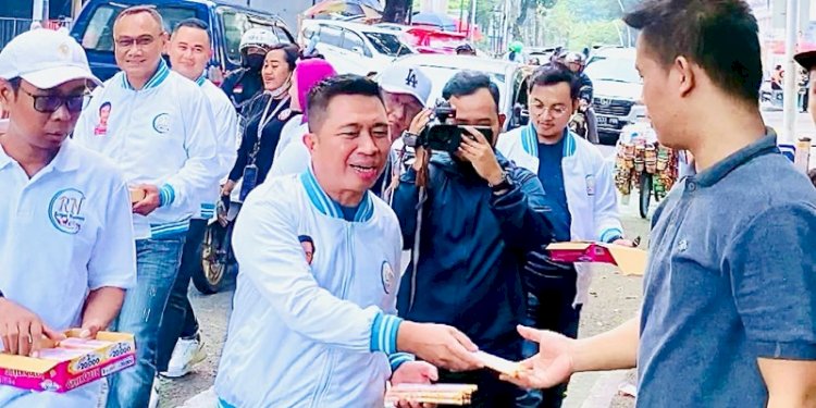 Ketua Umum Rampai Nusantara Mardiansyah saat ikut membagikan coklat/Ist