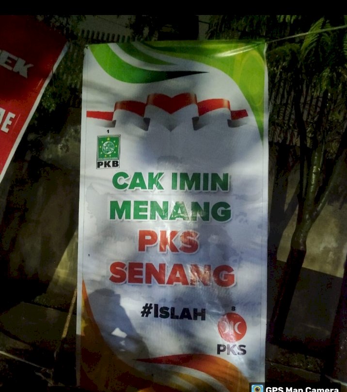 Baleho di pinggir jalan 