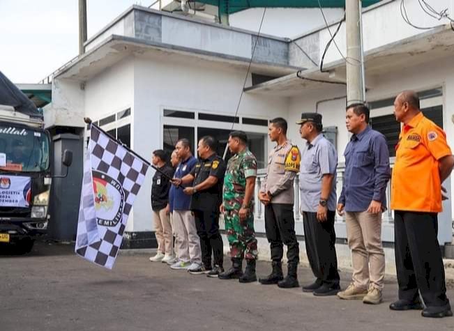 KPU bersama Bupati dan jajaran Forkopimda Jember, KPU saat melepas distribusi logistik pemilu 2024 dari Gudang Logistik KPU Jember di jalan raya Imam Bonjol Kelurahan Tegal Besar Kecamatan Kaliwates menuju seluruh kecamatan di Kabupaten Jember/RMOLJatim