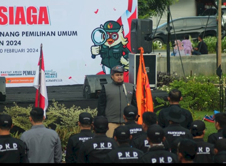 Bawaslu bersama Panwascam dan PTPS saat Apel Siaga Pengawasan, di RTH Arjasa Jember, Sabtu (10/2)