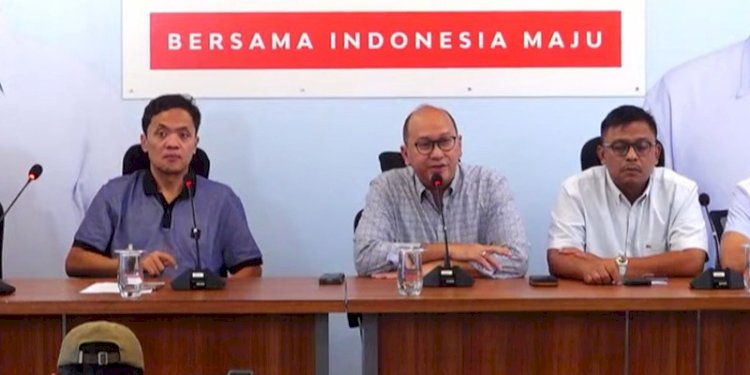 Ketua TKN Prabowo-Gibran, Rosan Roeslani (tengah) saat konfrensi pers/Istimewa