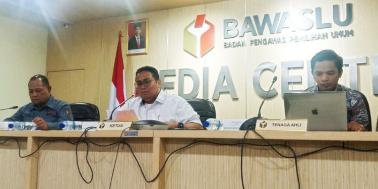 Ketua Bawaslu RI, Rahmat Bagja (tengah) di Kantor Bawaslu RI di Jakarta/RMOL