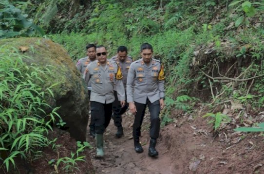 Kapolres Jember AKBP Bayu Pratama Gubunagi, jalan kaki saat meninjau lokasi TPS terpencil/Ist