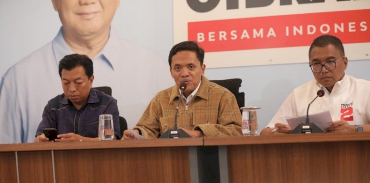 Wakil Ketua TKN Habiburokhman dalam jumpa pers di Media Center TKN Prabwo-Gibran, Jakarta Senin malam (12/2)/Ist