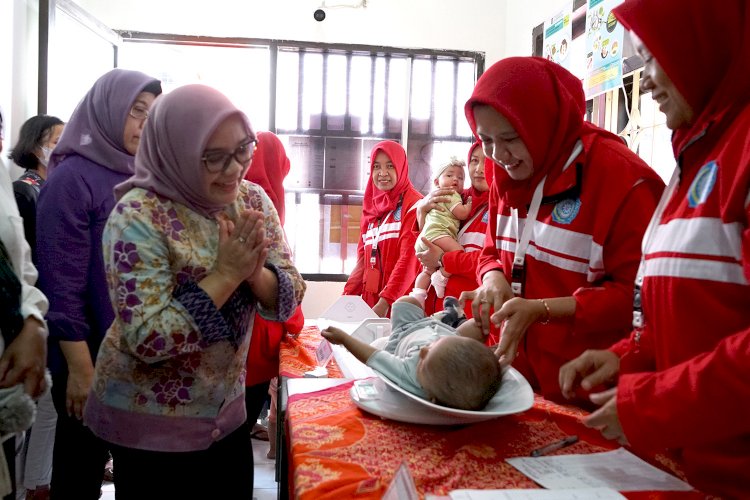 Teks foto: Rini Indriyani saat memantau posyandu/ist