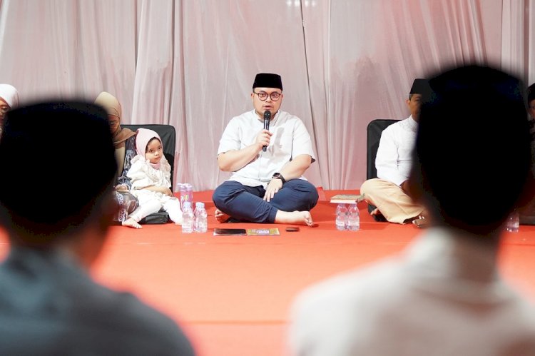 Bupati Kediri Hanindhito Himawan Pramana saat khataman Al-Quran dan doa bersama di rumahnya/Ist