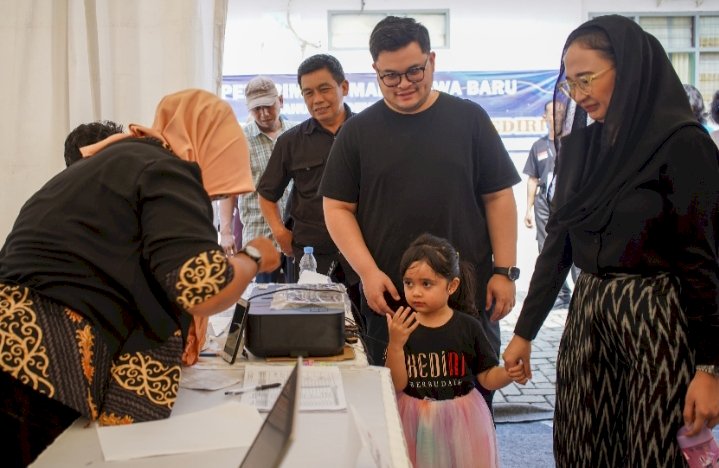 Bupati Kediri Mas Dhito bersama istri dan anaknya saat di TPS/Ist