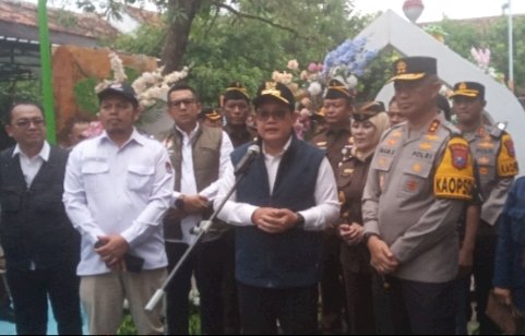 Plh Gubernur Jawa Timur Adhy Karyono dan rombongan Forkopimda Jatim saat memberikan keterangan usai peninjauan TPS tematik di Kota Mojokerto/Ist