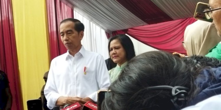 Presiden Joko Widodo bersama Ibu Negara Iriana Jokowi, saat sesi doorstop usai mencoblos di Tempat Pemungutan Suara (TPS) 10 Gambir, di Halaman Parkir Kantor Lembaga Administrasi Negara (LAN), Jakarta Pusat, 14 Februari 2024/RMOL