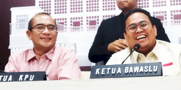 Ketua KPU RI Hasyim Asyari, dan Ketua Bawaslu RI Rahmat Bagja saat jumpa pers di Kantor KPU RI, Menteng, Jakarta Pusat, Kamis (15/2)/RMOL