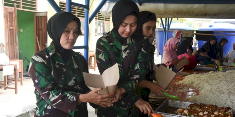 Prajurit Korps Wanita Angkatan Darat (Kowad) Dari Kodam IV/Diponegoro Turut Serta Dalam Upaya Penanganan Bencana Banjir Yang Melanda Wilayah Karanganyar Kabupaten, Demak, Jumat (16/2)/RMOLJateng
