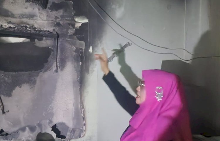 dr. Hj. Lilik Lailiyah, direktur RSD dr Soebandi Jember, saat menunjukkan alat-alat yang terbakar/Ist