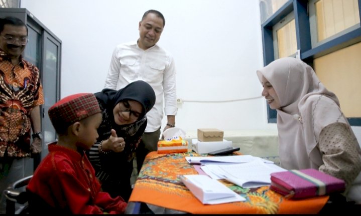 Wali Kota Eri bersama Rini Indriyani mengunjungi siswa yang mengikuti seleksi beasiswa penghafal kitab suci, di SMP 17 Agustus 1945 Surabaya/ist