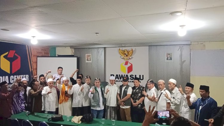 Para Kyai, ulama, tokoh masyarakat, relawan dan THN AMIN Jatim usai memberi laporab dugaan kecurangan Pemilu di Kantor Bawaslu Sampang/Ist