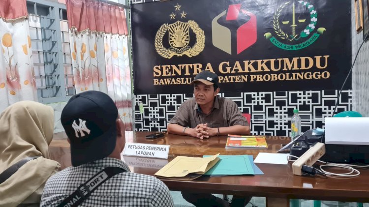 Ketua Bawaslu Kabupaten Probolinggo Yonki Hendriyanto saat menerima laporan dari saksi Partai Perindo/RMOLJatim