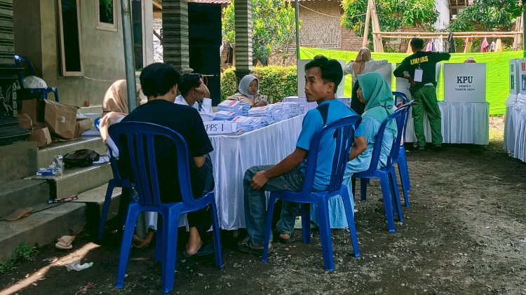 Foto; petugas KPPS saat melaksanakan tugas pada hari H pencoblosan. ( RMOLJatim).