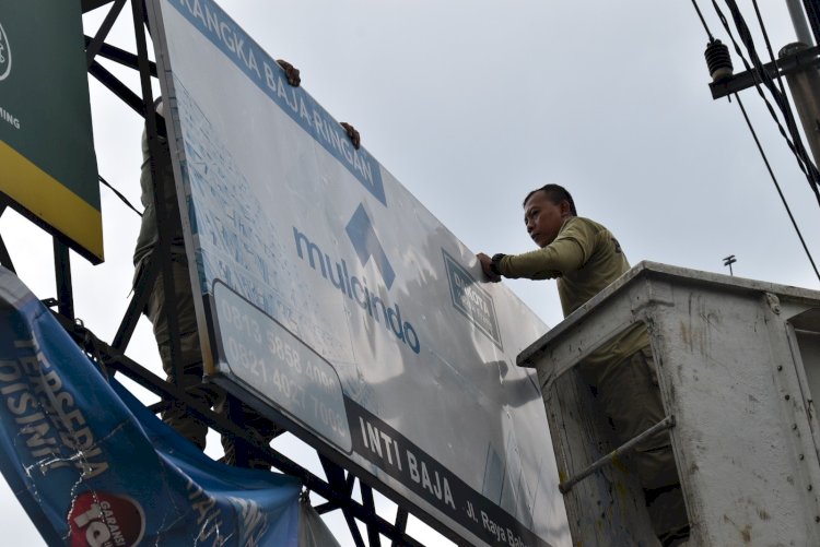 Teks foto: Satpol PP Surabaya membongkar reklame tak berizin/RMOLJatim