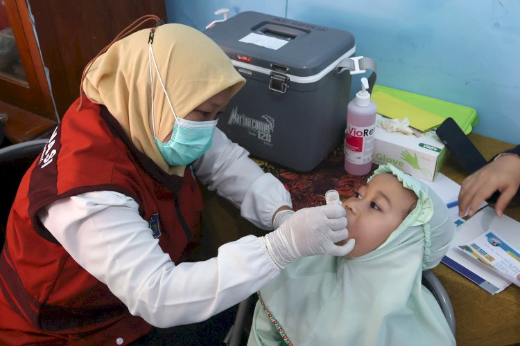 Teks foto: Siswa di sekolah menerima Sub PIN Polio Putaran Kedua/ist