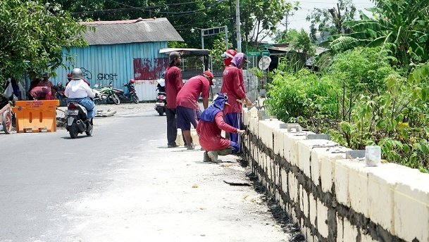 Teks foto: Pembangunan tanggul di Jalan Tengger Raya/RMOLJatim