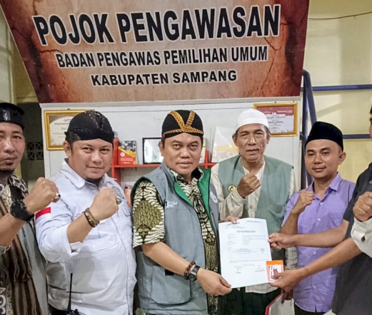 Ketua THN AMIN Jatim Andry Ermawan SH bersama kyai, ulama dan relawan di Kantor Bawaslu Sampang/Ist