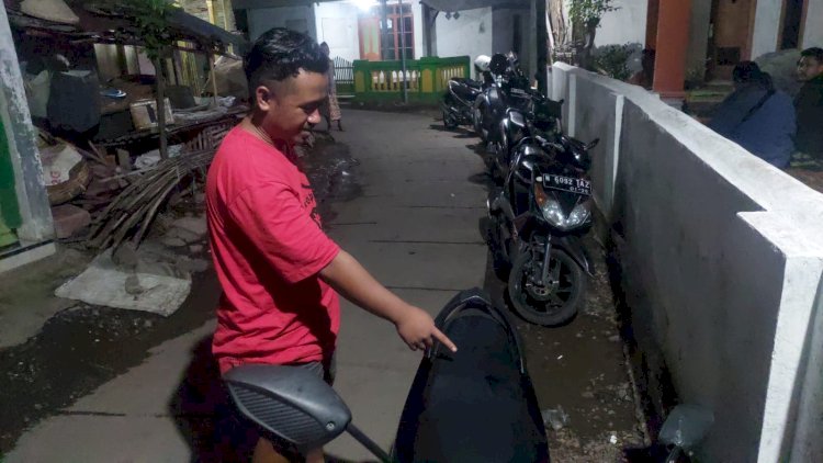 Motor korban saat berusaha dibegal oleh orang tak dikenal. /RMOL Jatim