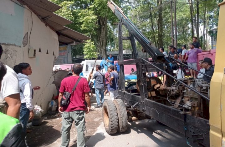 Proses evakuasi mobil tangki air di Jember/Ist