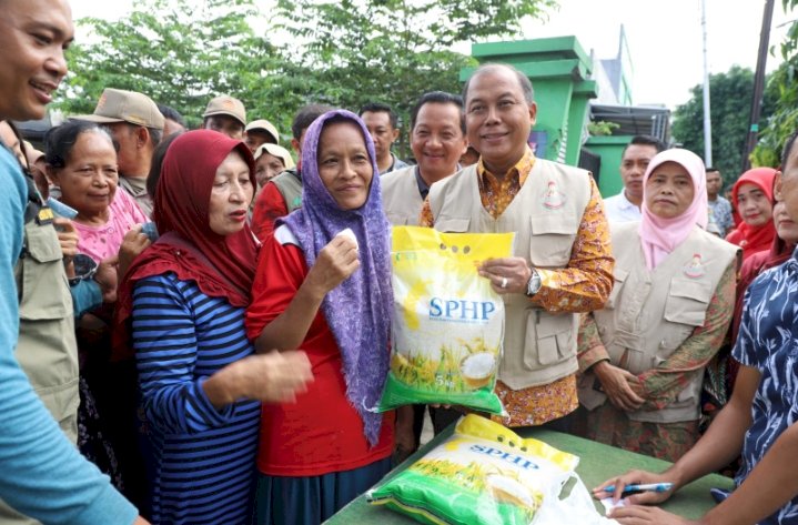 Pj Bupati Jombang Sugiat saat operasi pasar pangan murah/RMOLJatim