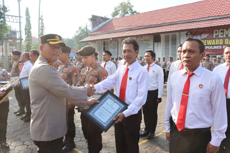 Kapolres Probolinggo Kota saat memberikan penghargaan pada anggotanya yang berprestasi. /Istimewa