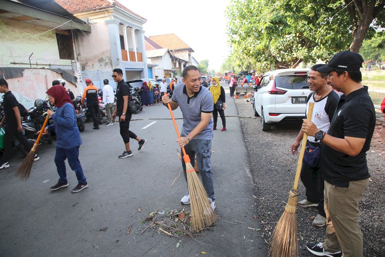 Teks foto: Wali Kota Eri kerja bakti massal di Kalimas Timur/ist