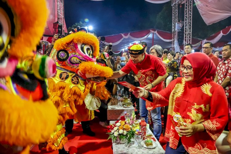 Teks foto: Wali Kota Eri bersama Rini menghadiri acara Perayaan Imlek Malam Cap Go Meh 2024 di Balai Kota Surabaya/ist