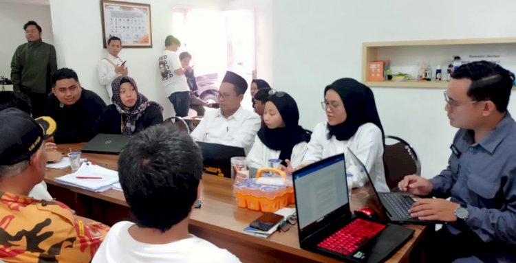 Tim sukses Caleg DPRD Provinsi Jawa Timur, Dwi Arya Nugraha Oktavianto alias Vian saat di Kantor Bawaslu Kabupaten Jember/Ist