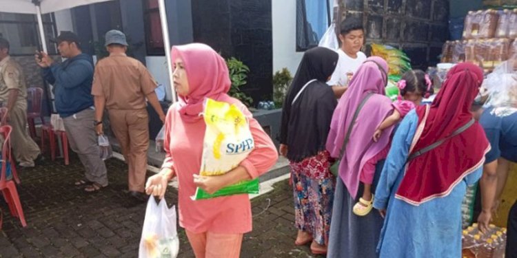 Warga beli beras Stabilitas Pasokan dan Harga Pangan (SPHP) dan paket minyak dan gula, Senin (26/2)/RMOLJateng