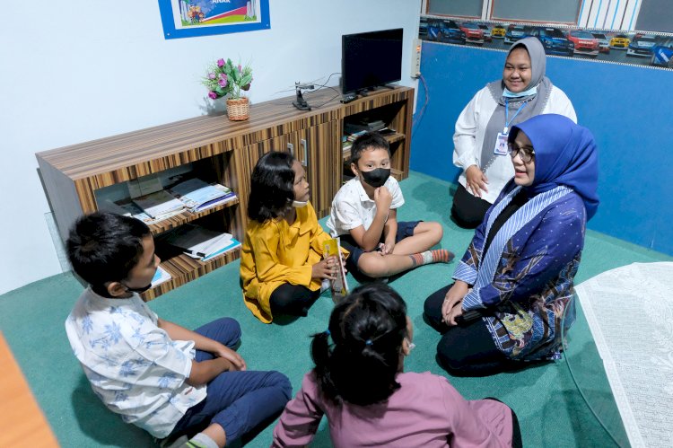 Teks foto: Rini Indriyani mengunjungi program Sinau dan Ngaji Bareng di Balai RW/ist