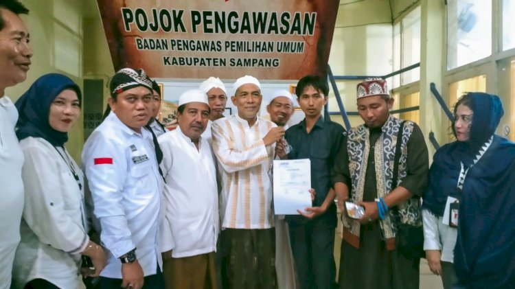 Ketua THN AMIN Jatim Andry Ermawan SH (tiga dari kiri) bersama kyai, habaib, dan ulama di Kantor Bawaslu Sampang/Ist