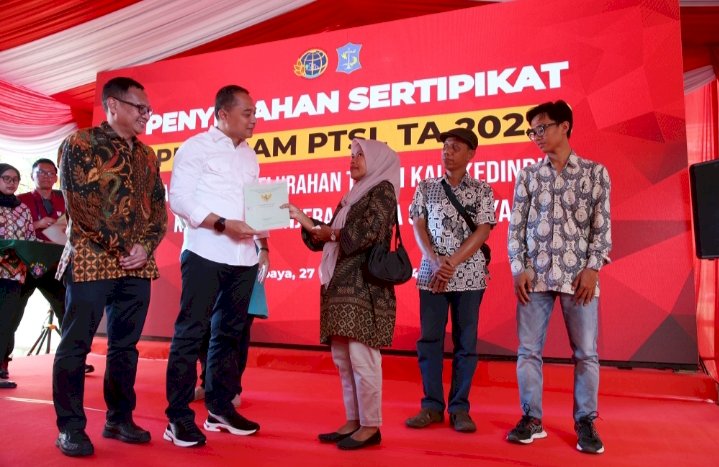 Wali Kota Eri menyerahkan sertifikat tanah program PTSL/RMOLJatim