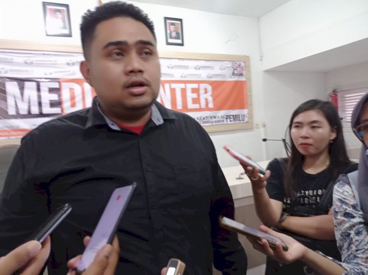 Foto: Sanda Aditya Pradana, ketua Bawaslu Kabupaten Jember, saat jumpa pers ( Dok Bawaslu