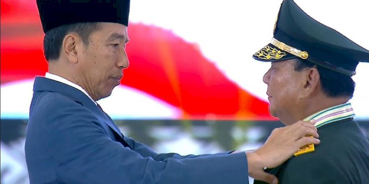 Presiden Joko Widodo menyematkan tanda pangkat jenderal kehormatan kepada Prabowo Subianto/Rep