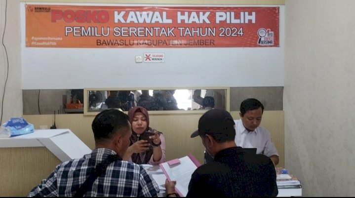 Agus Wijayanto dan kawan-kawan saat melaporkan di Kantor Bawaslu Kabupaten Jember/RMOLJatim