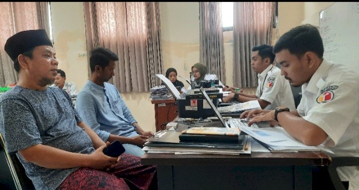 Caleg DPRD Bangkalan dari Demokrat, Tirmidzi bersama kuasa hukumnya di Kantor Bawaslu/RMOLJatim