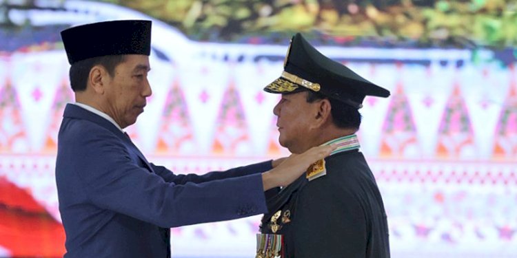 Presiden Joko Widodo menganugerahkan penghargaan Jenderal Kehormatan kepada Prabowo Subianto/Istimewa