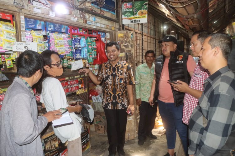      Para petugas saat di Pasar Dringu Kabupaten Probolinggo. /RMOLJatim